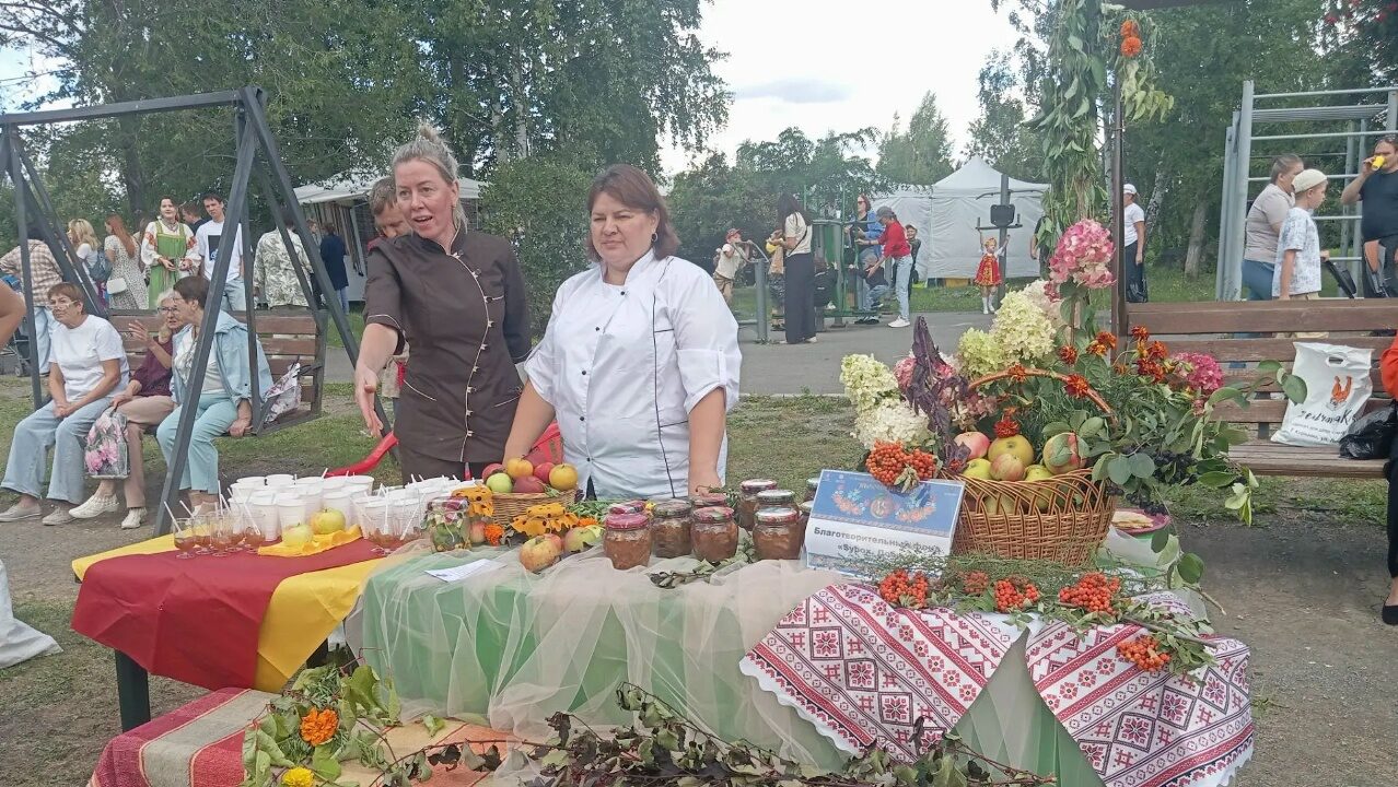 Семьи Челябинской области поделились фирменными рецептами лакомств из яблок Семьи Челябинской области поделились фирменными рецептами лакомств из яблок