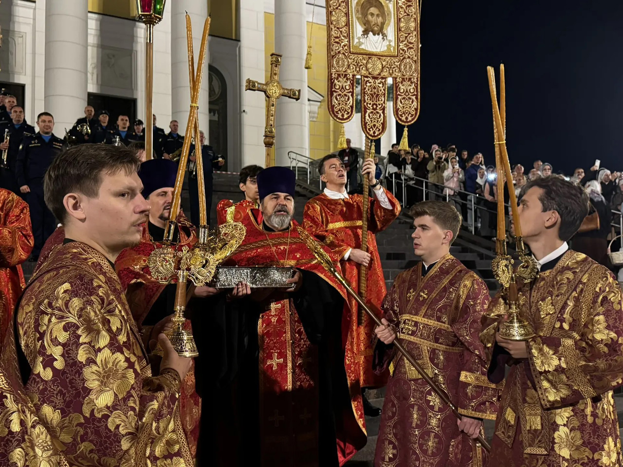 Верующие идут в челябинский собор поклониться мощам Спиридона Тримифунтского