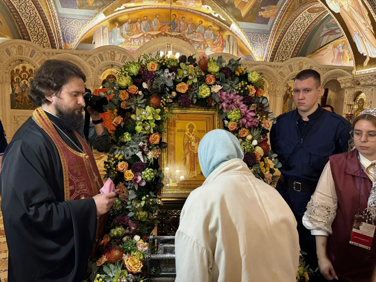 Верующие идут в челябинский собор поклониться мощам Спиридона Тримифунтского