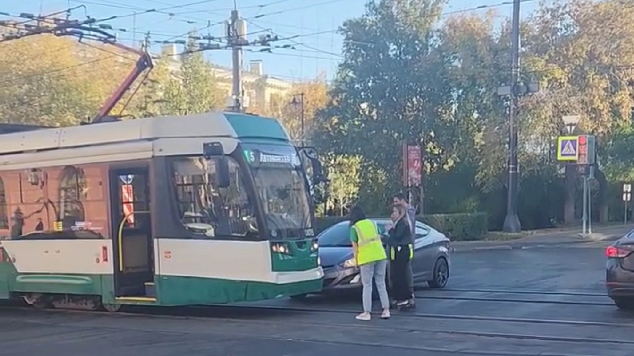 Столкновение автомобиля с трамваем спровоцировало пробку в центре Челябинска