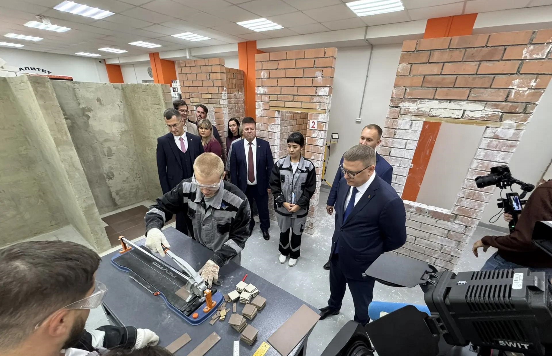 Губернатор Текслер посетил школу и колледж и поздравил учащихся с Днем знаний