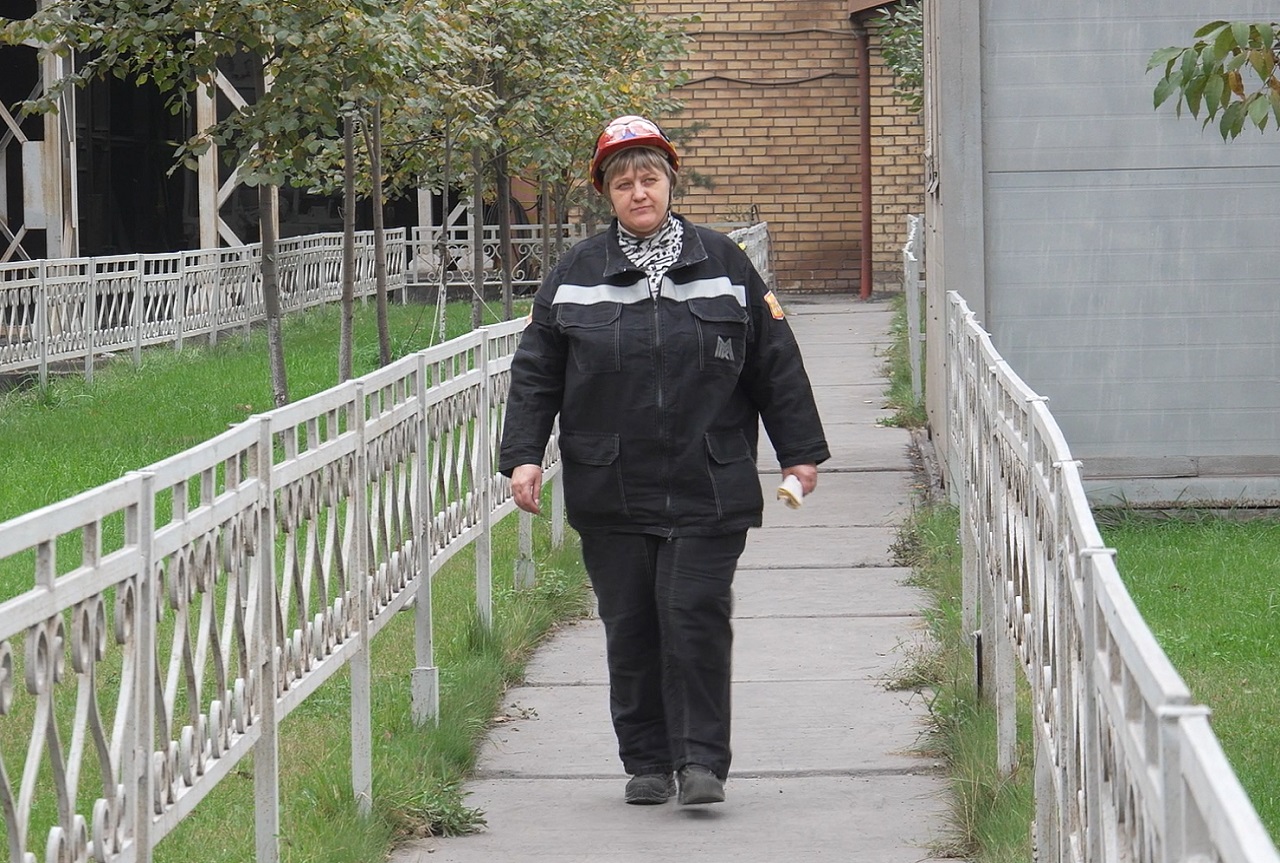 В сердце комбината: женщина-металлург из Магнитогорска опровергает стереотипы В сердце комбината: женщина-металлург из Магнитогорска опровергает стереотипы