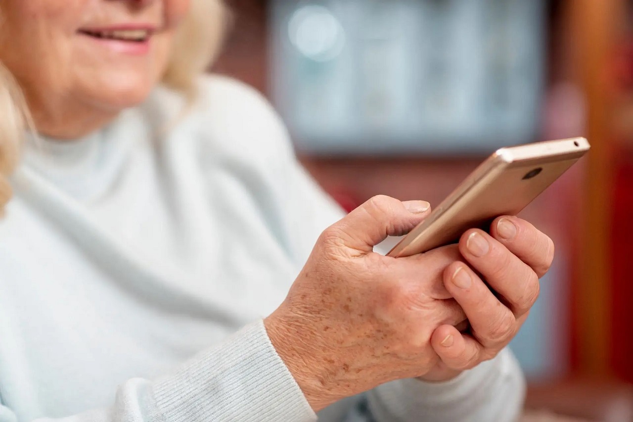 Пожилых людей в Челябинске научат пользоваться онлайн-сервисами