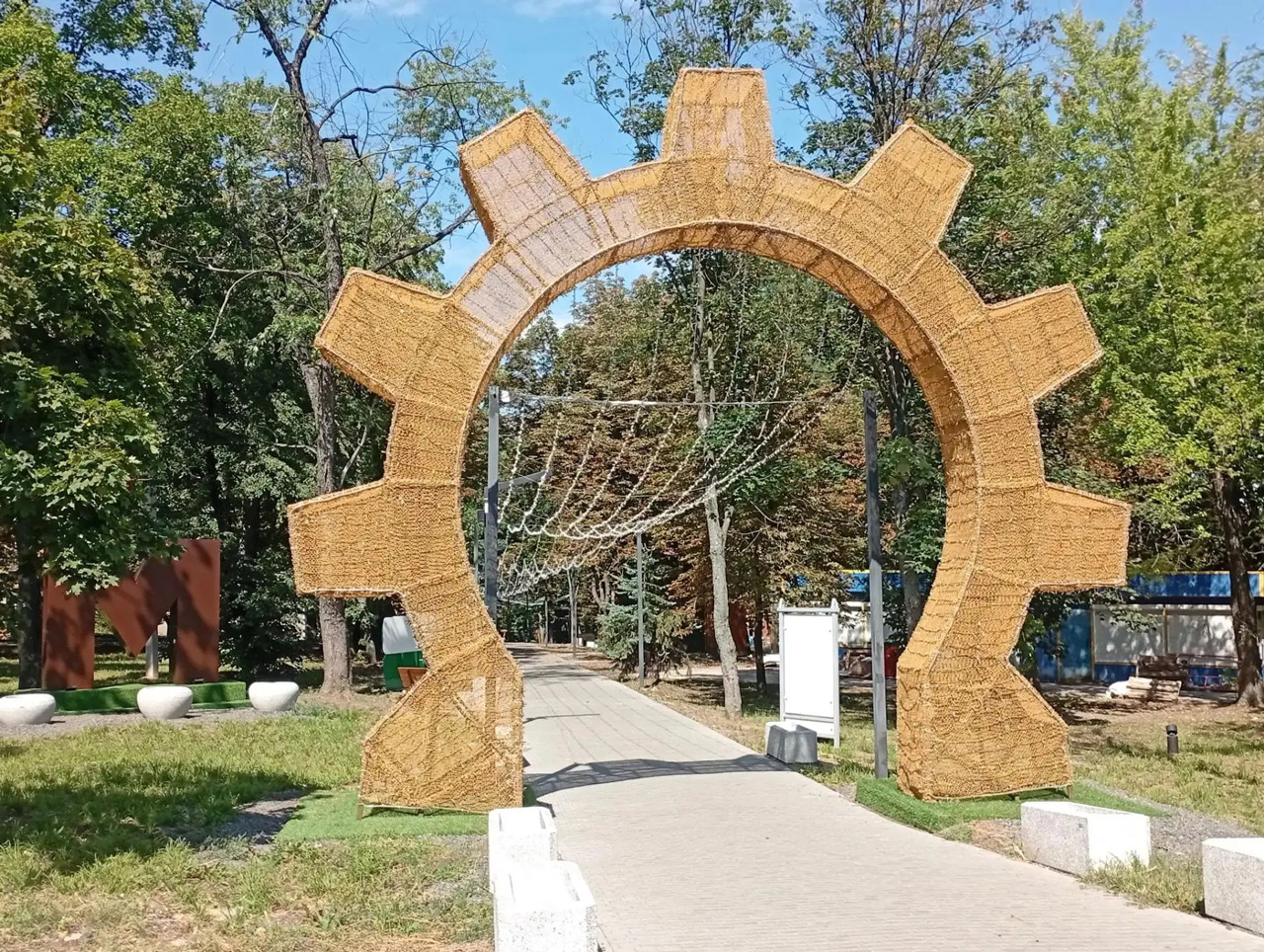 Челябинская область помогает в благоустройстве парка в Ясиноватой