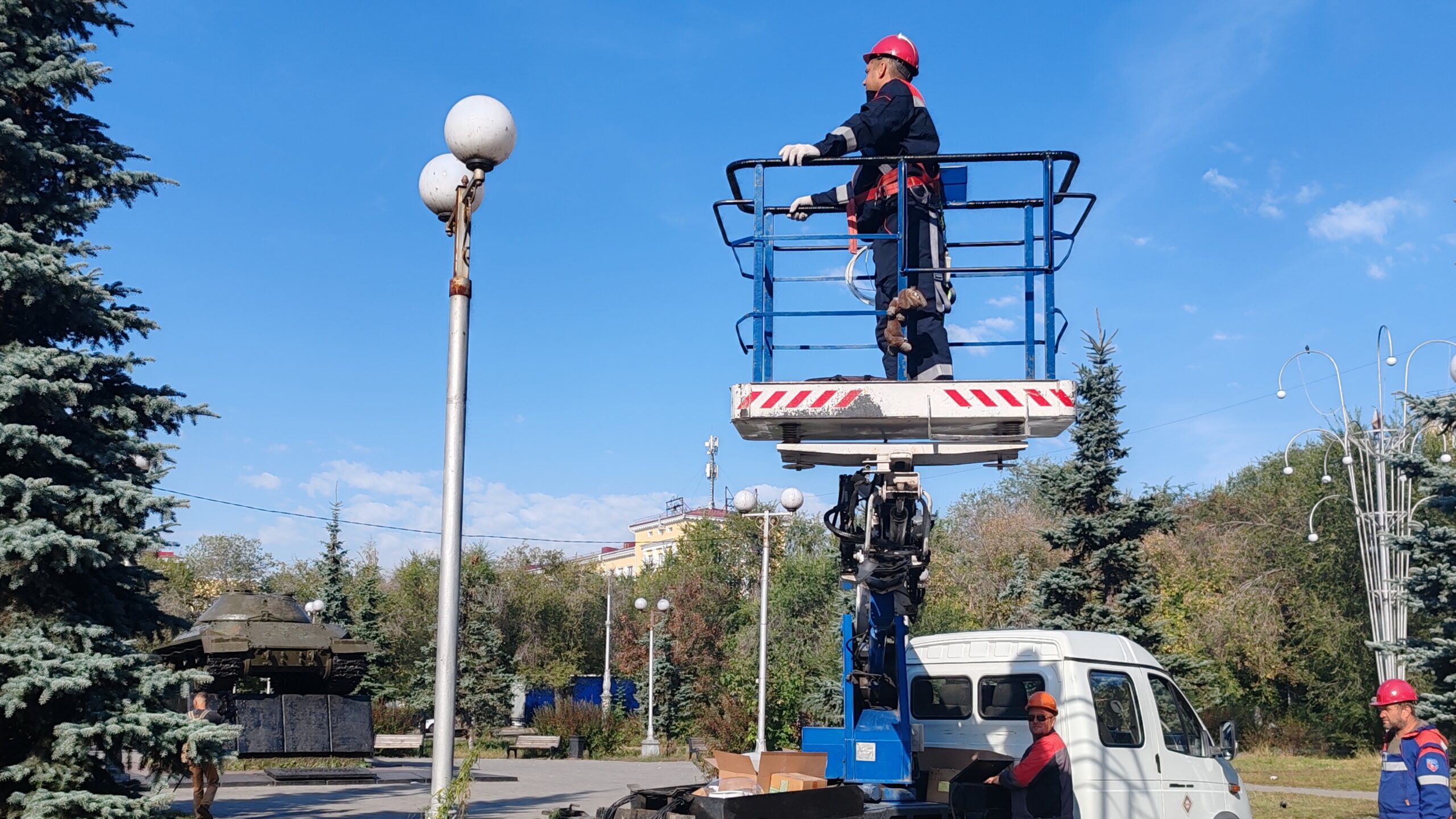 В Магнитогорске идет большая работа по замене уличного освещения В Магнитогорске идет большая работа по замене уличного освещения