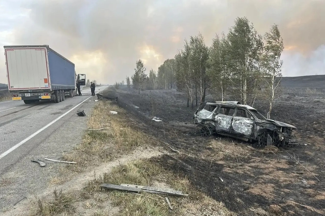 Под Карталами иномарка попала под фуру на задымленной трассе и загорелась Под Карталами иномарка попала под фуру на задымленной трассе и загорелась