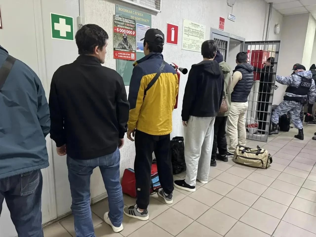 Девятнадцать мигрантов-нарушителей отправились домой из Челябинской области Девятнадцать мигрантов-нарушителей отправились домой из Челябинской области