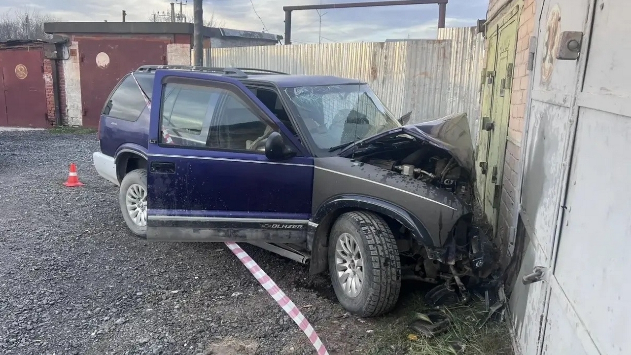 В Челябинской области водитель врезался в гаражный бокс и погубил пассажира В Челябинской области водитель врезался в гаражный бокс и погубил пассажира