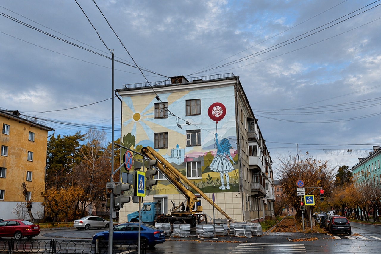 В Снежинске появилось гигантское граффити с девочкой в цветах флага России