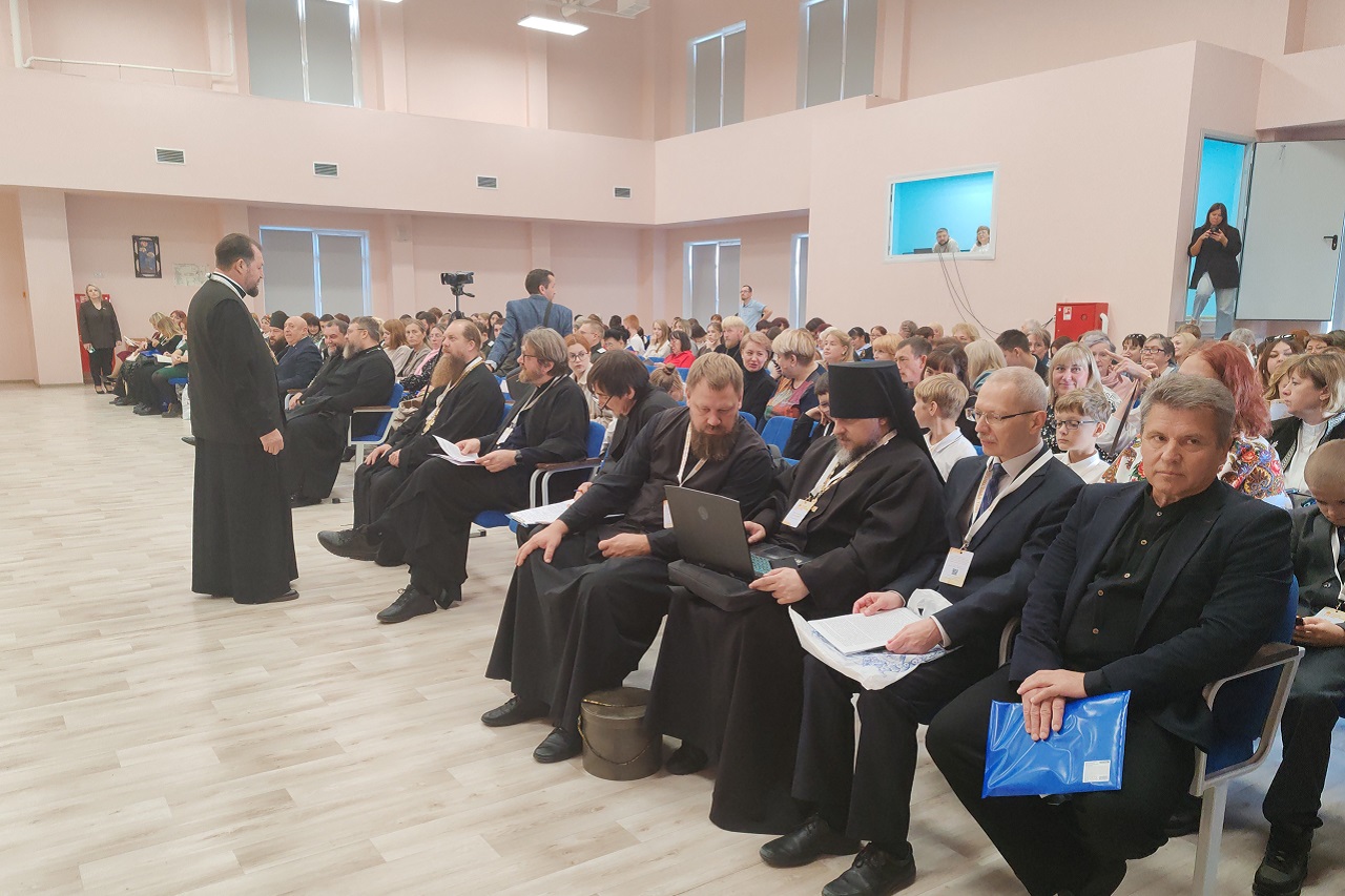 Древние книги и нейросети: что обсудили на "Петровских чтениях" в Верхнеуральске
