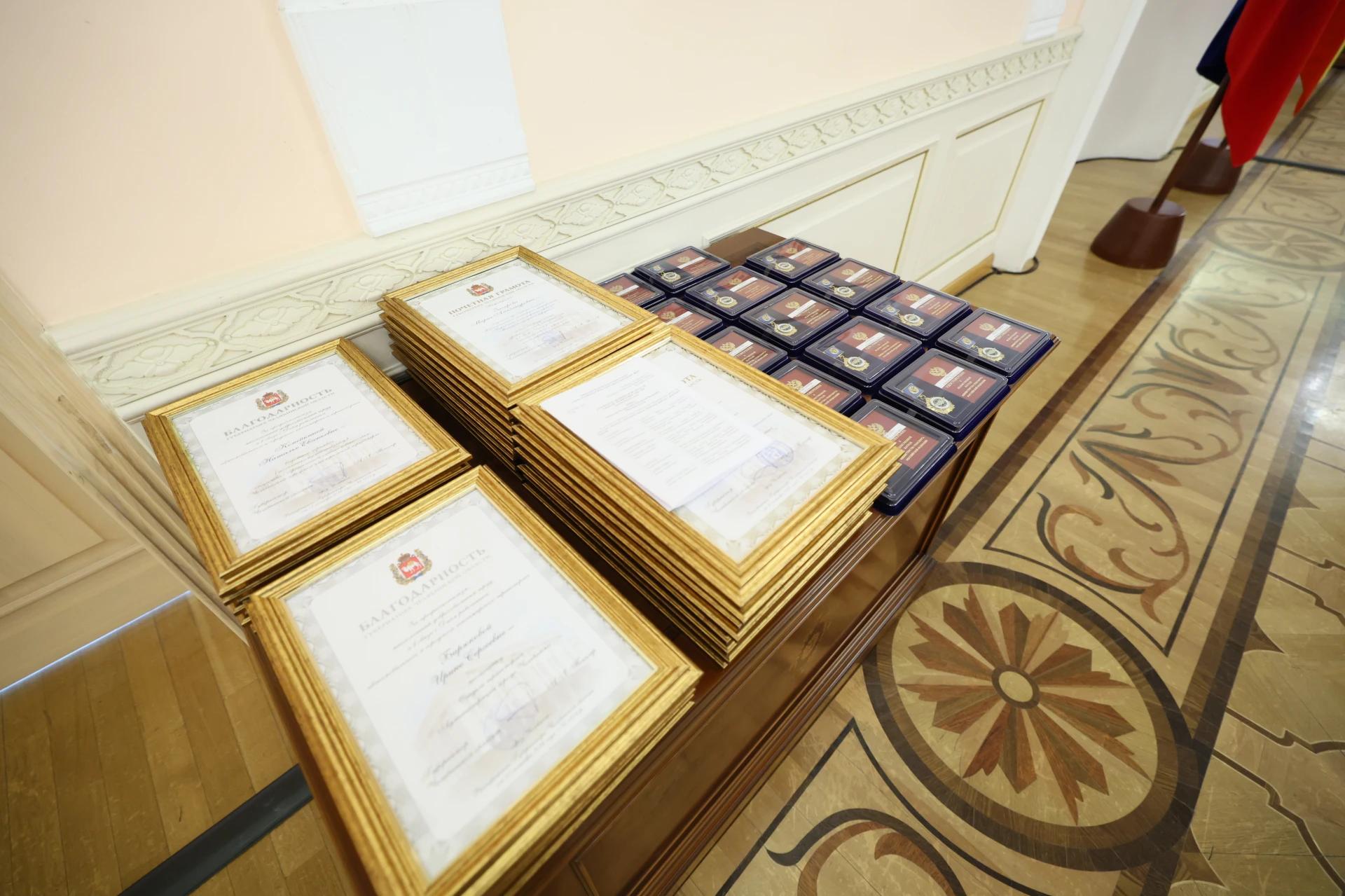 Губернатор Текслер вручил госнаграды работникам общественного транспорта Губернатор Текслер вручил госнаграды работникам общественного транспорта