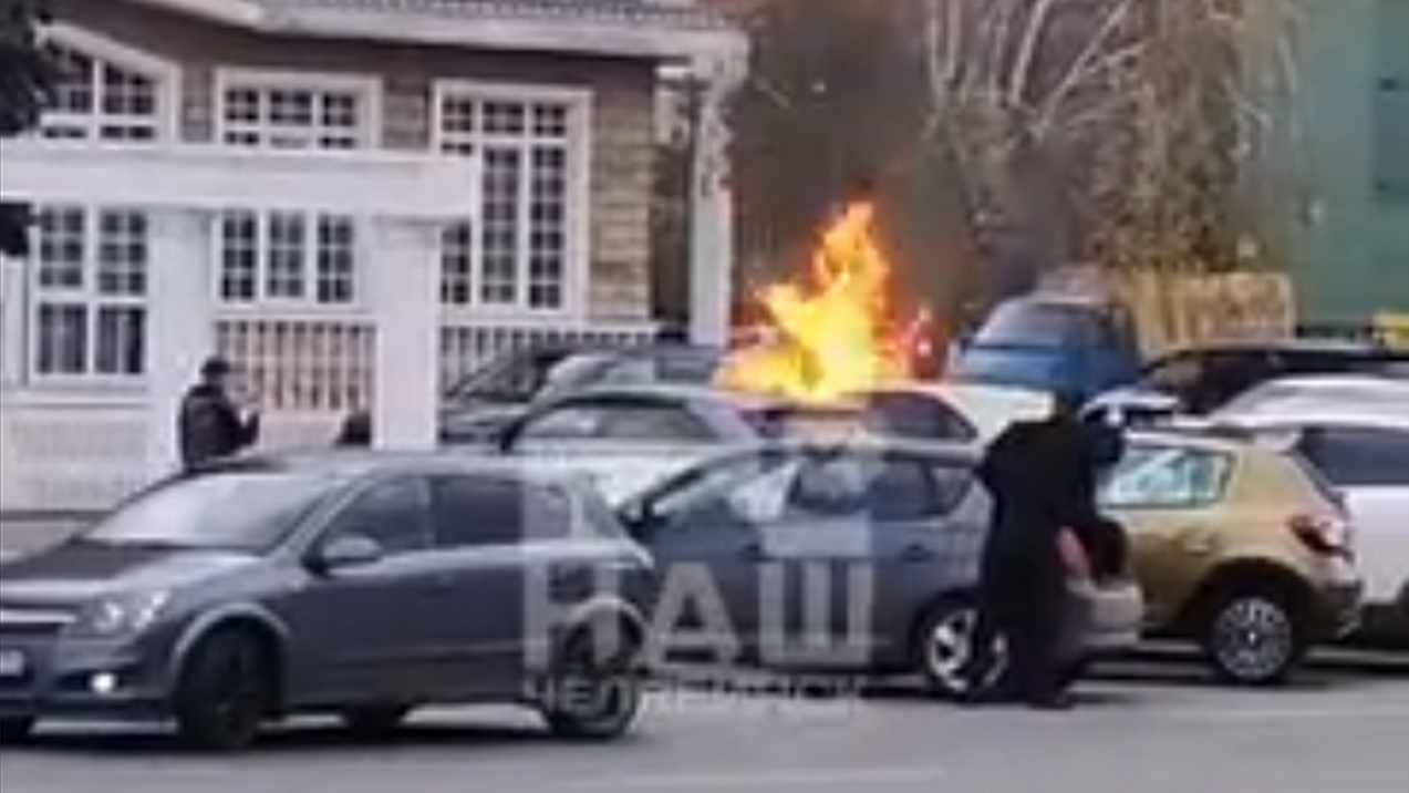 Огонь за секунды: в Челябинске на парковке вспыхнул автомобиль Огонь за секунды: в Челябинске на парковке вспыхнул автомобиль