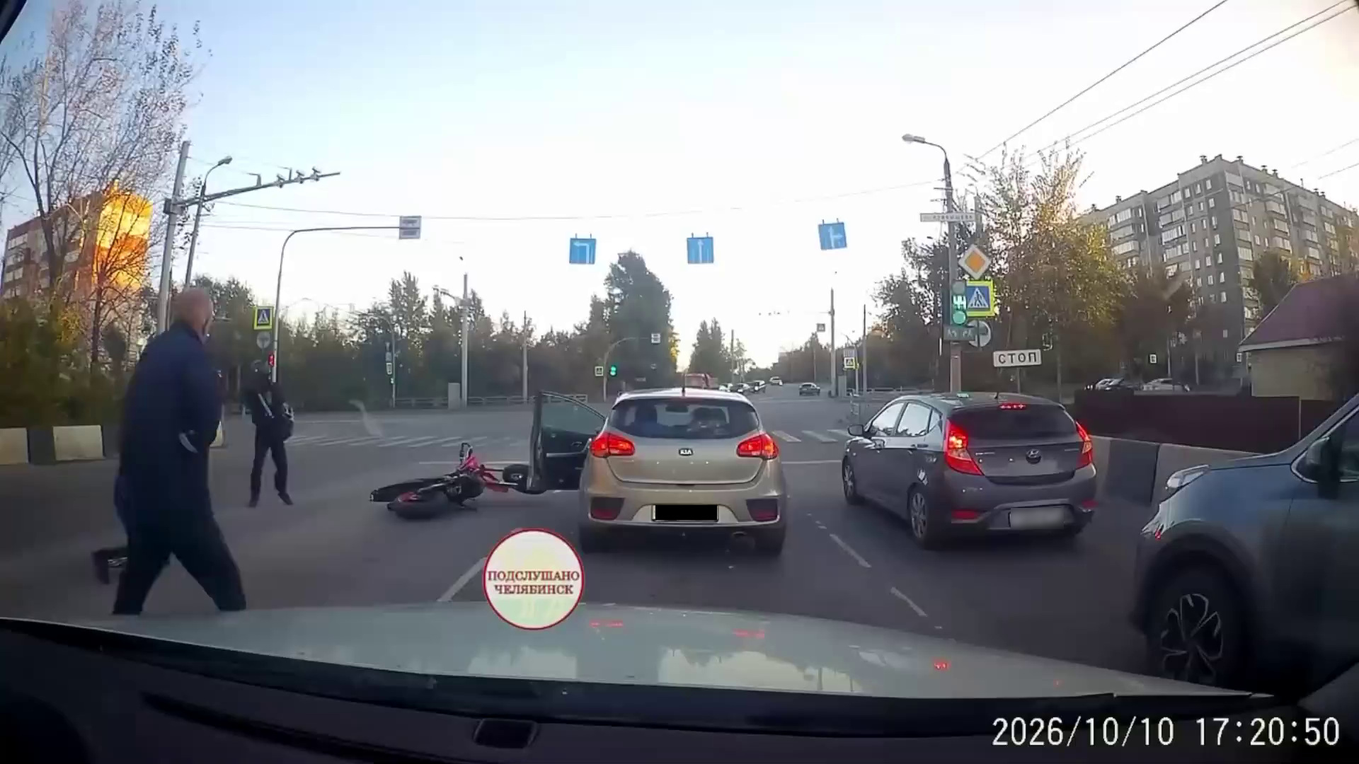 Байкер и автомобилисты устроили драку со стрельбой посреди улицы в Челябинске Байкер и автомобилисты устроили драку со стрельбой посреди улицы в Челябинске