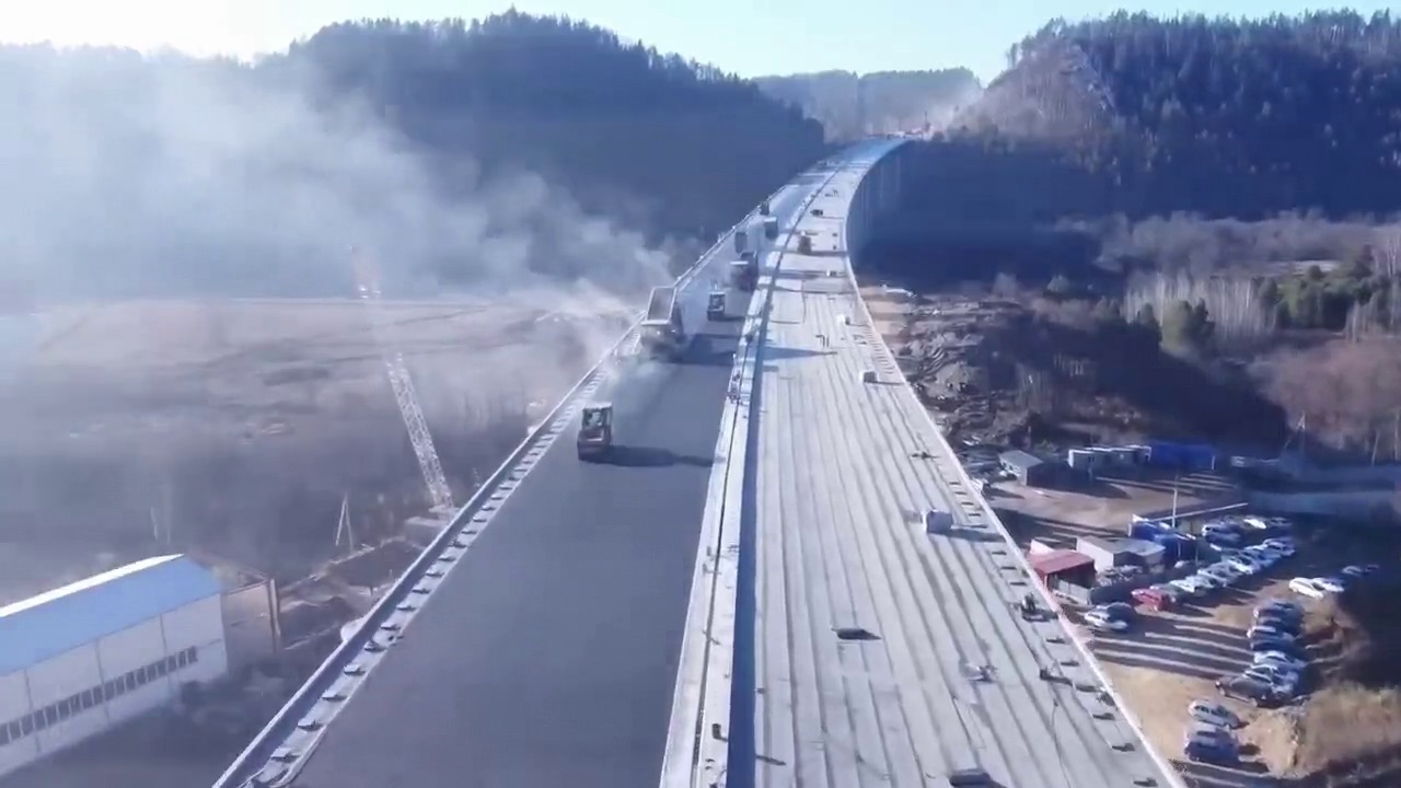 На крупнейшей в Челябинской области эстакаде начали укладывать асфальт